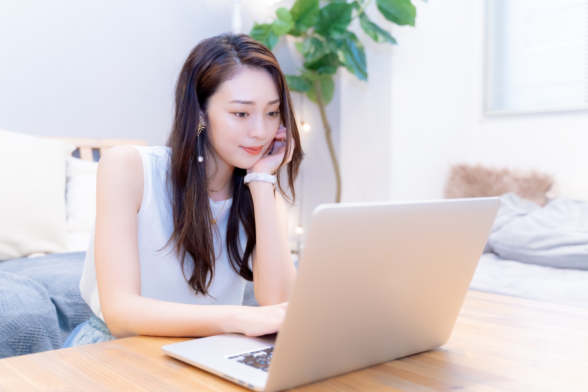 日常生活で肩が前に寄りやすくなる場面
