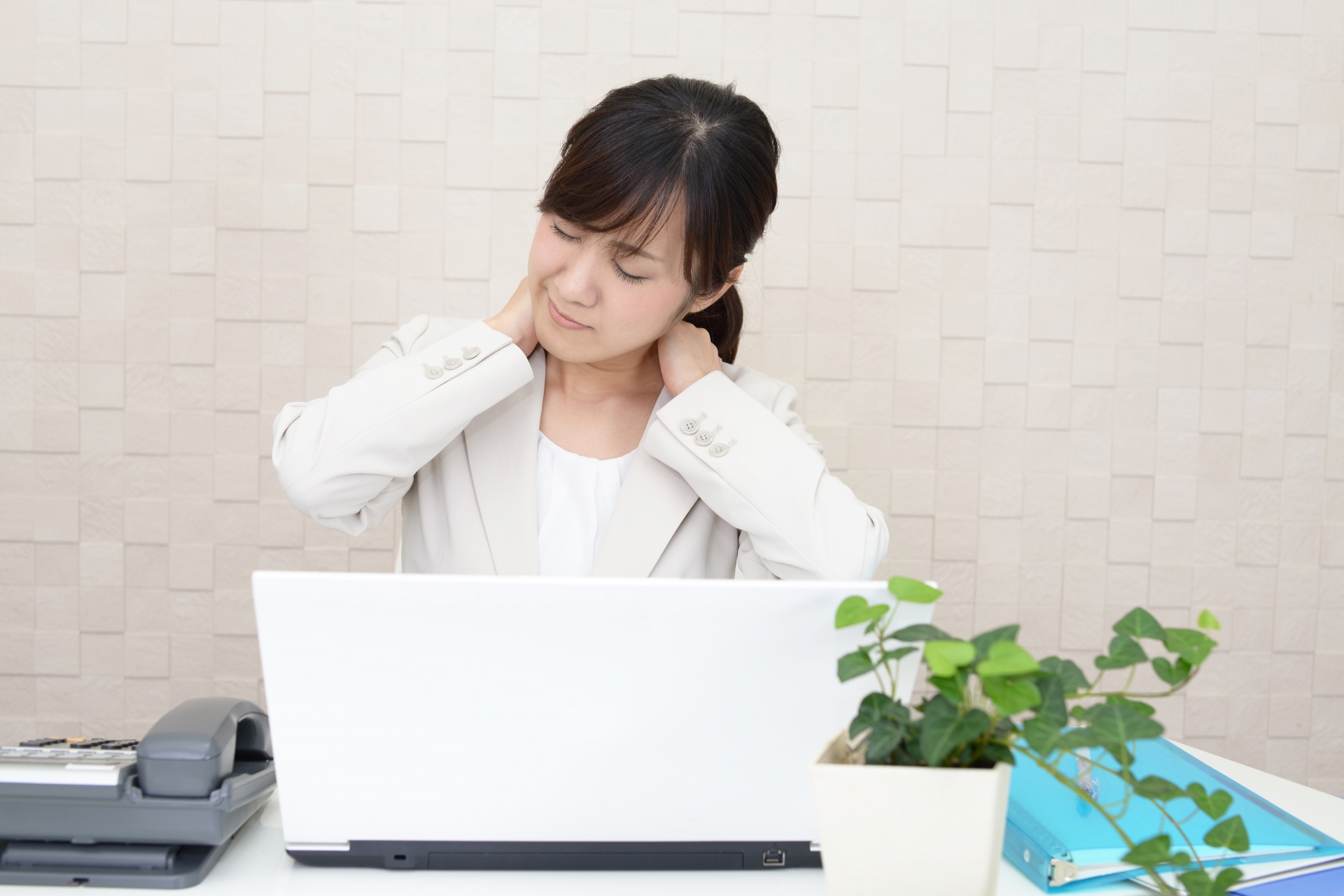 首肩が重くなりやすいデスクワーク姿勢