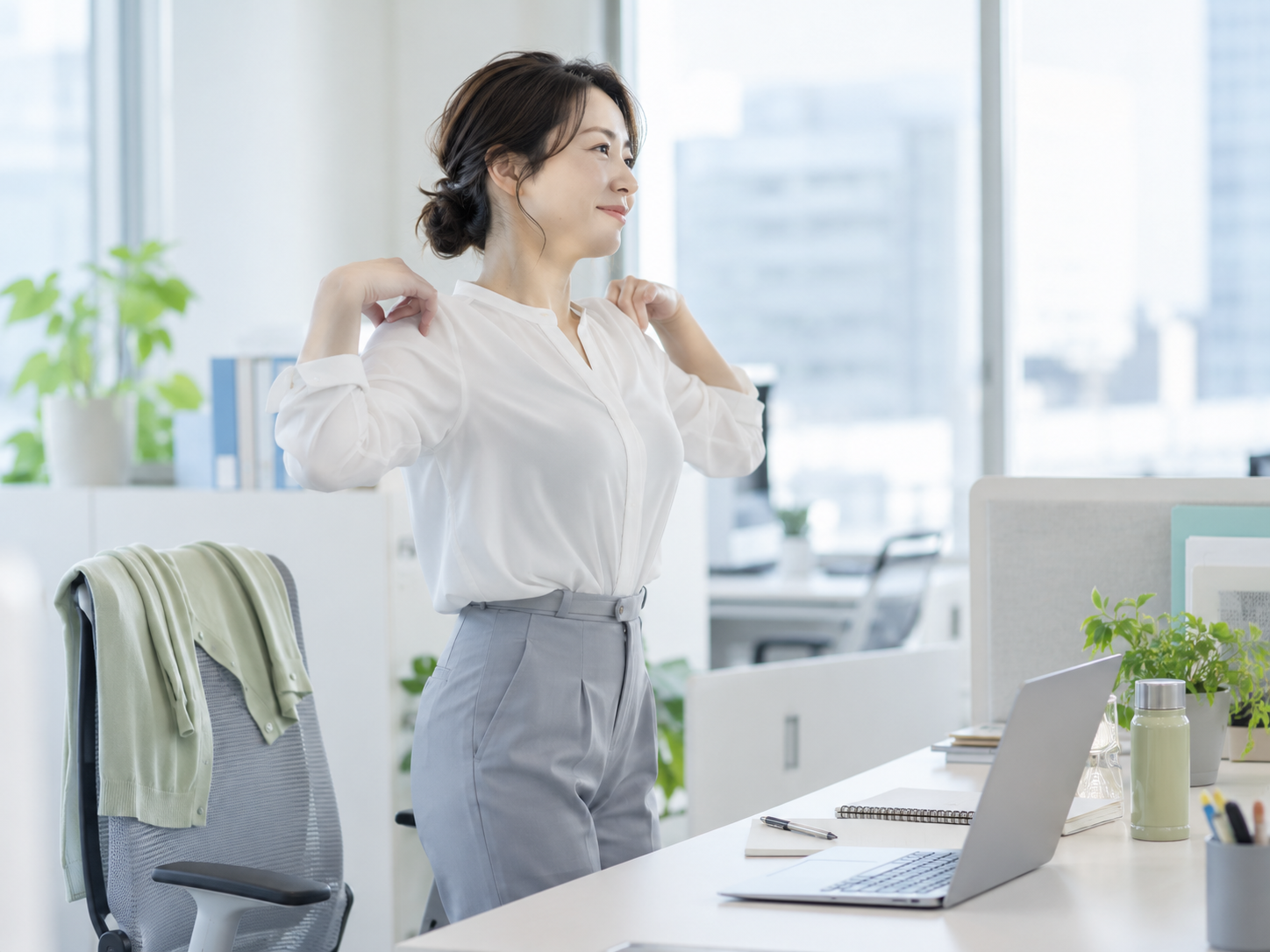 昼は朝と同じ服装・姿勢を続けず、その場に合わせて変えましょう