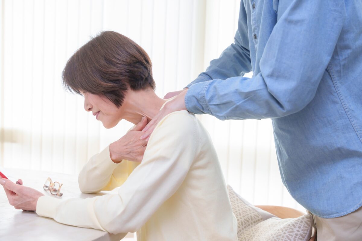 50代女性が自宅で首肩の重さを気にしている様子