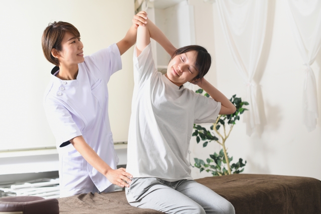 ほぐすだけでは肩こりの根本改善が難しい理由